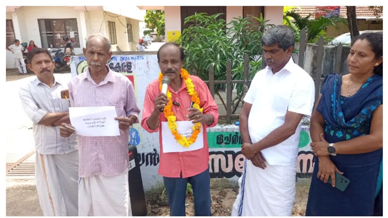 നെഞ്ചിലൊരു ബോർഡ്, വയലാറിന്റെ പാട്ട്; കെ ബി ഗണേഷ്കുമാറിനെതിരെ വേറിട്ട പ്രതിഷേധവുമായി കരപ്പുറം രാജശേഖരൻ നെഞ്ചിലൊരു ബോർഡ്, വയലാറിന്റെ പാട്ട്; കെ ബി ഗണേഷ്കുമാറിനെതിരെ വേറിട്ട പ്രതിഷേധവുമായി കരപ്പുറം രാജശേഖരൻ