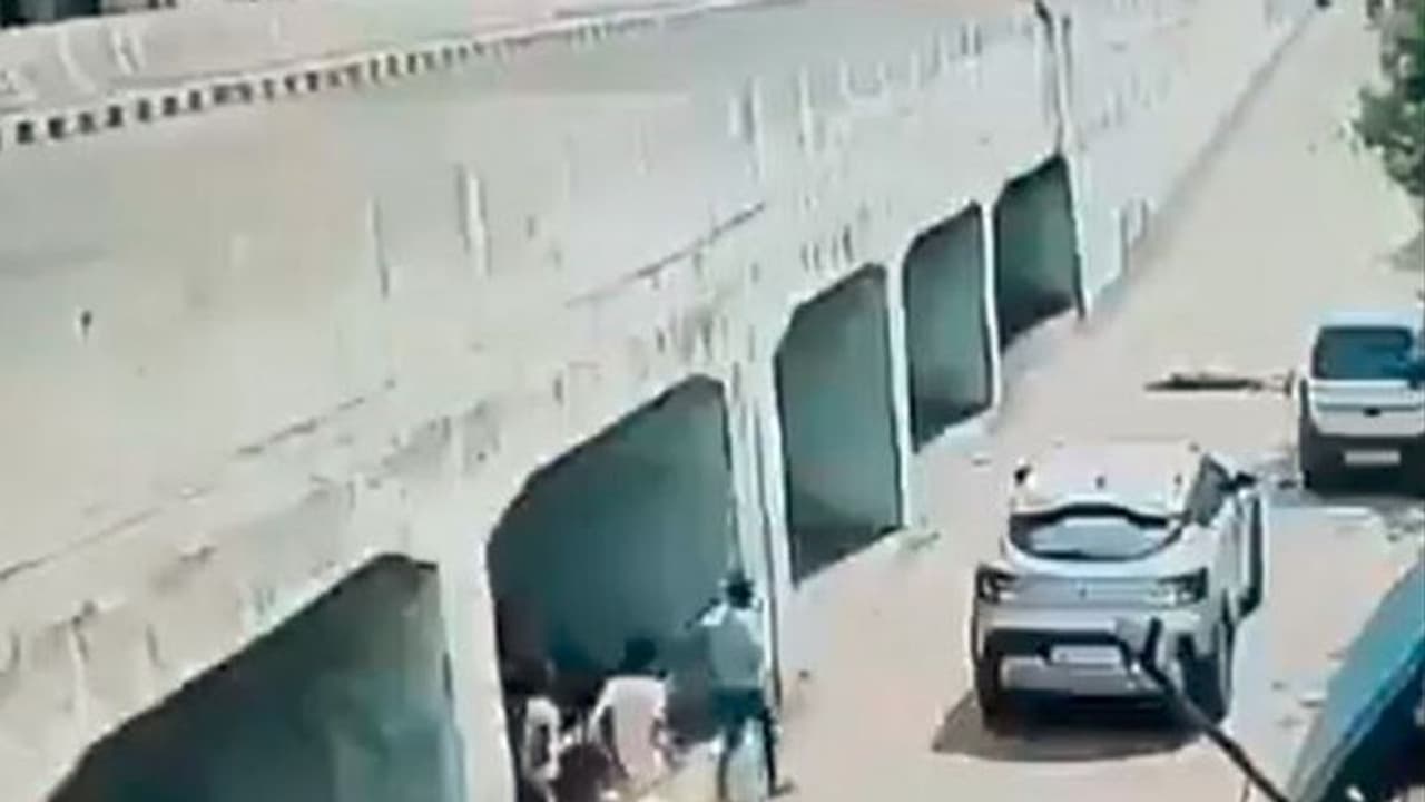 ಕಾರು ಹಿಟ್ & ರನ್: ಎತ್ತರಕ್ಕೆ ಹಾರಿ ಕೆಳಗೆ ಬಿದ್ದರೂ ಯುವತಿ ಪವಾಡಸದೃಶ ಪಾರು: ವೀಡಿಯೋ ವೈರಲ್ ಕಾರು ಹಿಟ್ & ರನ್: ಎತ್ತರಕ್ಕೆ ಹಾರಿ ಕೆಳಗೆ ಬಿದ್ದರೂ ಯುವತಿ ಪವಾಡಸದೃಶ ಪಾರು: ವೀಡಿಯೋ ವೈರಲ್