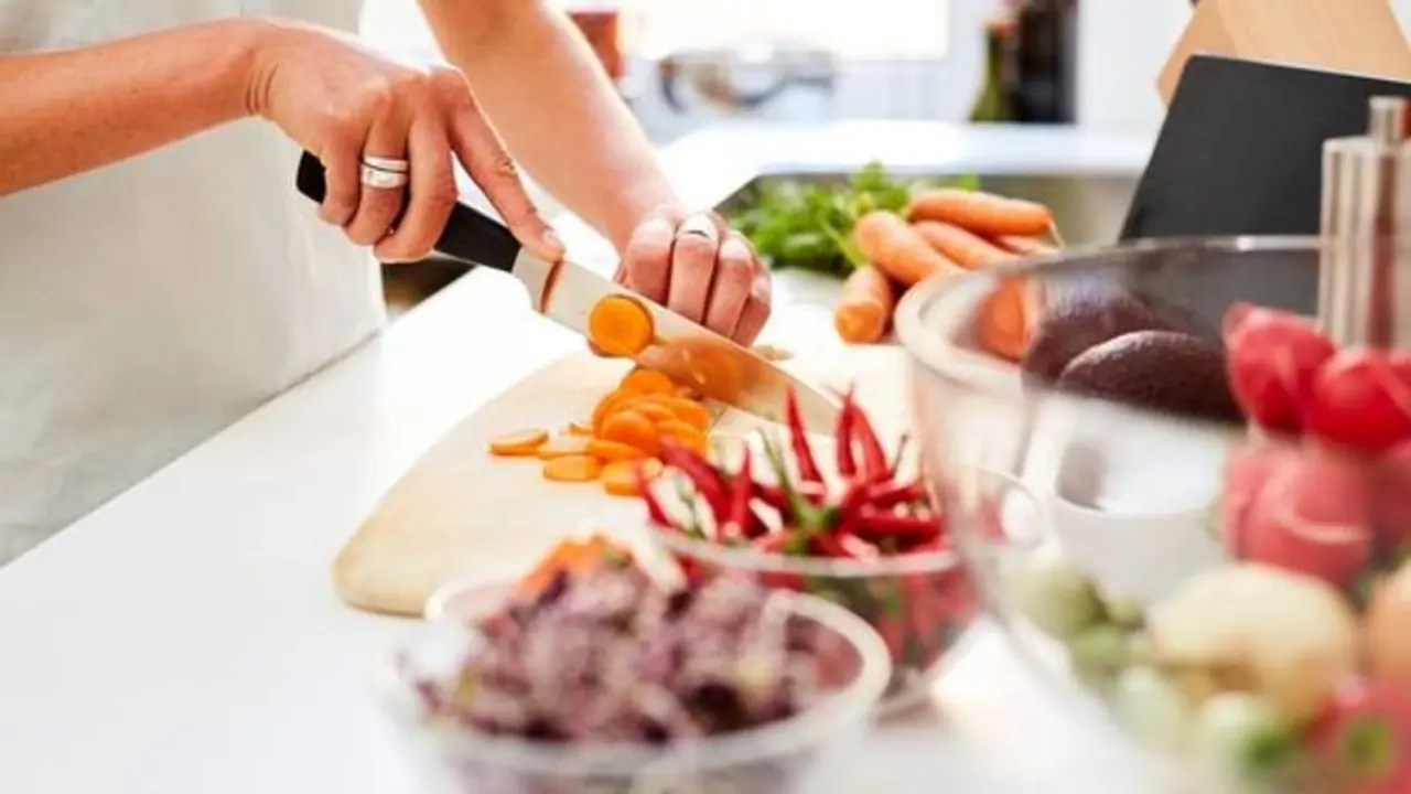 Pregnant woman in Japan prepares a month's worth of meals for husband before labor; Sparks online debate 