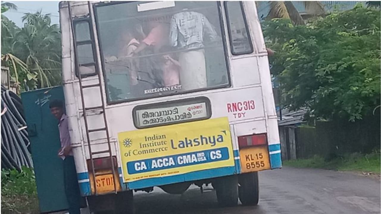 തിങ്ങിനിറഞ്ഞ കെഎസ്ആര്ടിസി ബസ്; വാതില് തുറന്ന് പോയി വിദ്യാര്ത്ഥി വീണു, കൈയ്ക്ക് പരിക്കേറ്റു തിങ്ങിനിറഞ്ഞ കെഎസ്ആര്ടിസി ബസ്; വാതില് തുറന്ന് പോയി വിദ്യാര്ത്ഥി വീണു, കൈയ്ക്ക് പരിക്കേറ്റു
