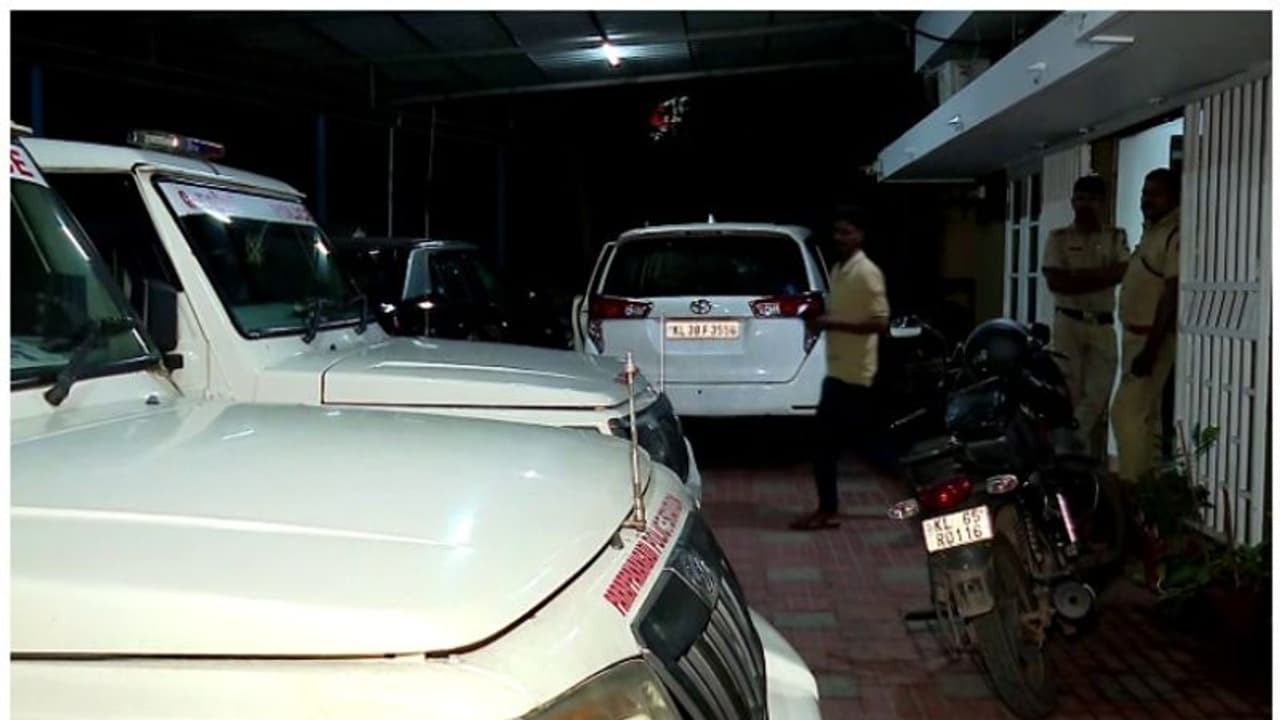 മലപ്പുറത്ത് വിദ്യാർത്ഥി ജീവനൊടുക്കി; പ്ലസ് വൺ സീറ്റ് കിട്ടാത്തതാണ് കാരണമെന്ന് ആരോപിച്ച് ബന്ധുക്കൾ മലപ്പുറത്ത് വിദ്യാർത്ഥി ജീവനൊടുക്കി; പ്ലസ് വൺ സീറ്റ് കിട്ടാത്തതാണ് കാരണമെന്ന് ആരോപിച്ച് ബന്ധുക്കൾ