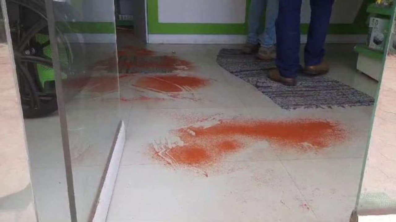 കാമറ തിരിച്ചുവച്ചു, മെഡിക്കൽ ഷോപ്പ് ഷട്ടർ കുത്തിത്തുറന്നു, മേശയിൽ വച്ച ഒന്നര ലക്ഷം കവർന്നു, മുളക് വിതറി മുങ്ങി കാമറ തിരിച്ചുവച്ചു, മെഡിക്കൽ ഷോപ്പ് ഷട്ടർ കുത്തിത്തുറന്നു, മേശയിൽ വച്ച ഒന്നര ലക്ഷം കവർന്നു, മുളക് വിതറി മുങ്ങി