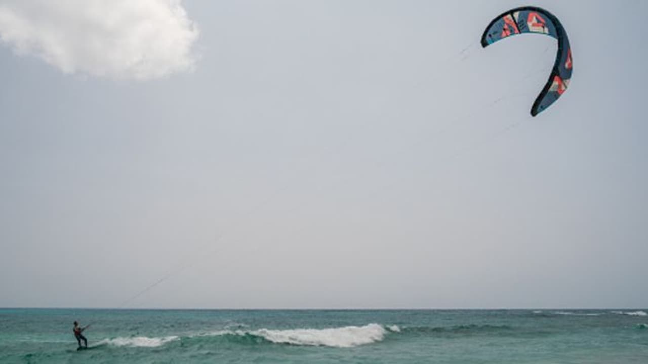 കൈറ്റ് സർഫിംഗ്; ചെറുദ്വീപിൽ കുടുങ്ങി യുവാവ്, രക്ഷയായത് കല്ലുകൾ 