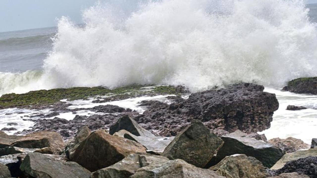 കള്ളക്കടൽ പ്രതിഭാസം: നാളെയും കേരള തീരത്ത് കടലാക്രമണത്തിന് സാധ്യത, ഈ മാസം 26 വരെ ഒറ്റപ്പെട്ടയിടങ്ങളിൽ മഴ കള്ളക്കടൽ പ്രതിഭാസം: നാളെയും കേരള തീരത്ത് കടലാക്രമണത്തിന് സാധ്യത, ഈ മാസം 26 വരെ ഒറ്റപ്പെട്ടയിടങ്ങളിൽ മഴ