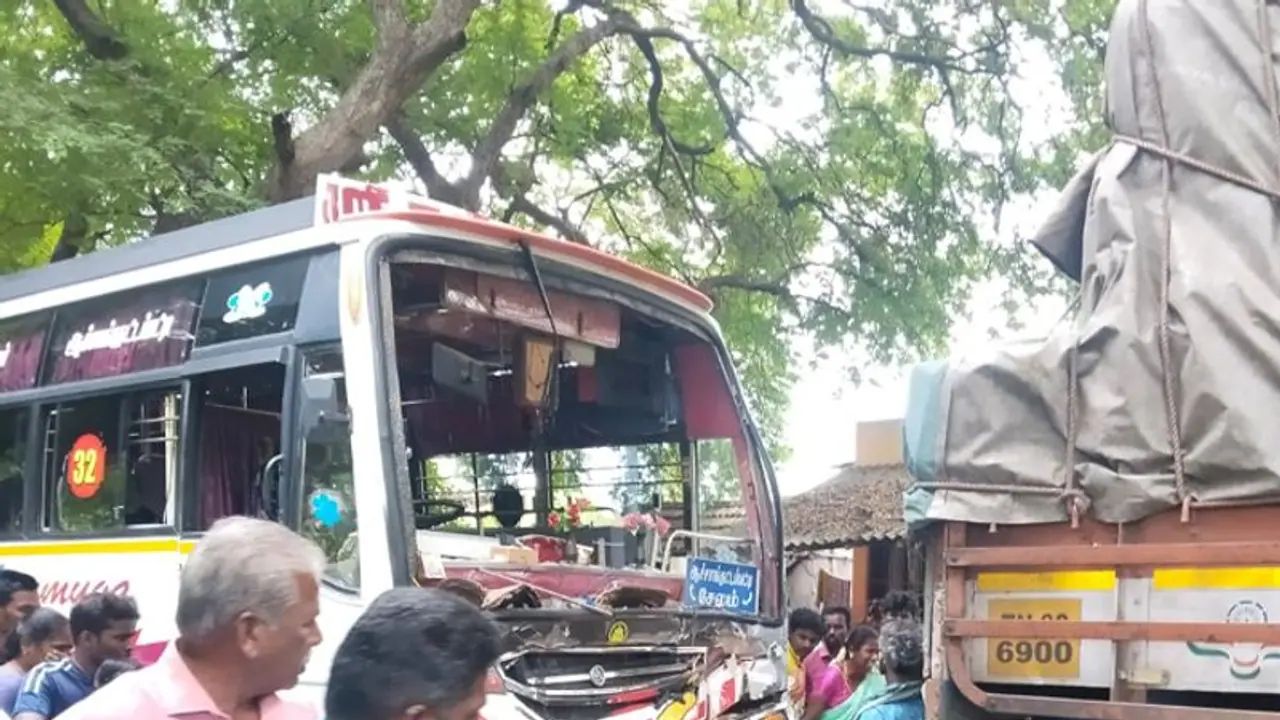 #BREAKING: தனியார் பேருந்து மோதி விபத்து! கர்ப்பிணி உட்பட 4 பேர் ரத்த வெள்ளத்தில் உயிரிழப்பு!