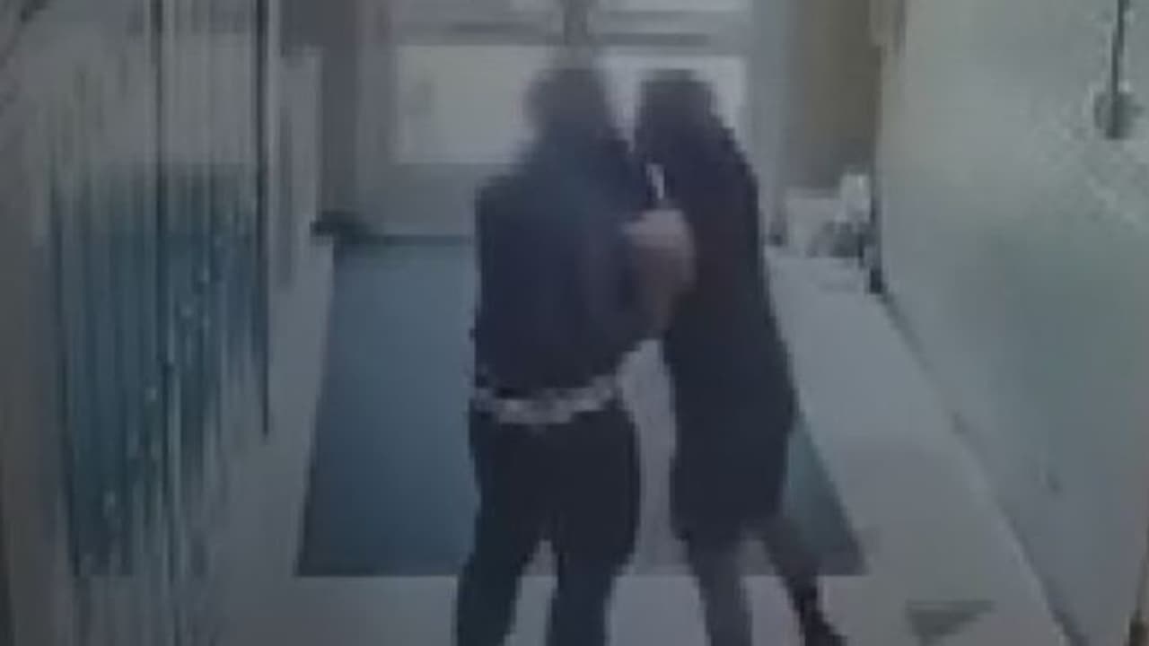 പുഷ് അപ് എടുത്തില്ല, വിദ്യാർത്ഥിയുടെ കഴുത്ത് ഷർട്ട് ഉപയോഗിച്ച് വരിഞ്ഞുമുറുക്കി അധ്യാപകൻ, നടപടി