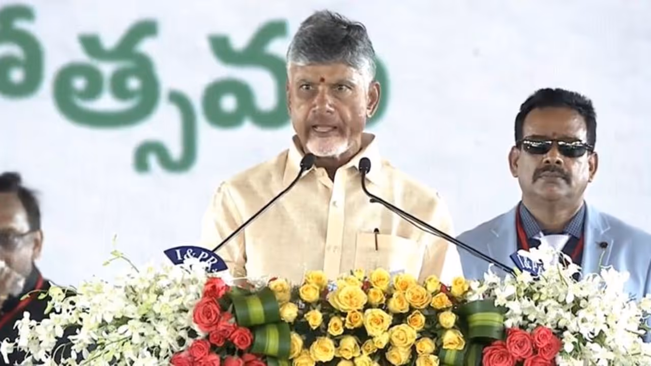 మోదీ పాదం తాకబోయిన చంద్రబాబు.... వారించిన ప్రధాని... వైరల్ గా మారిన ఎమోషనల్‌ సీన్‌
