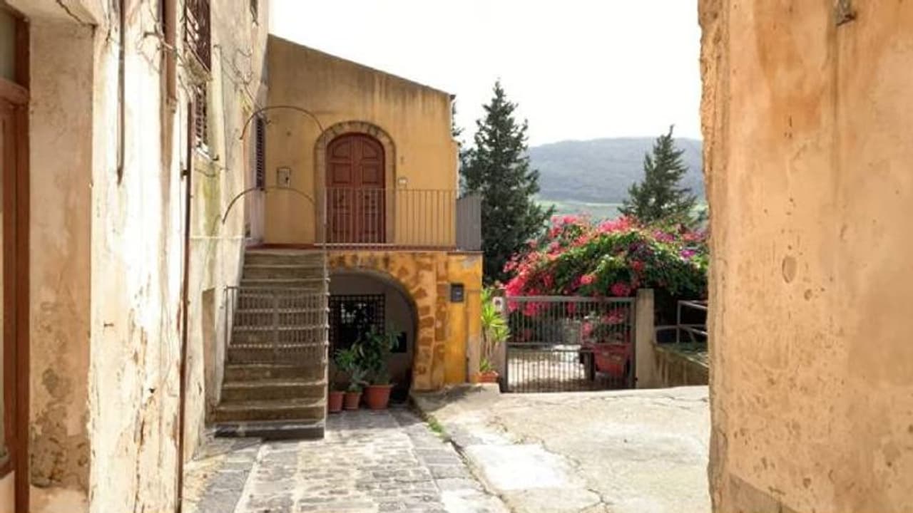 വെറും 300 രൂപയ്ക്ക് വീട് വിൽക്കാനുണ്ട്, അതും അതിമനോഹരമായൊരു ​ഗ്രാമത്തിൽ 