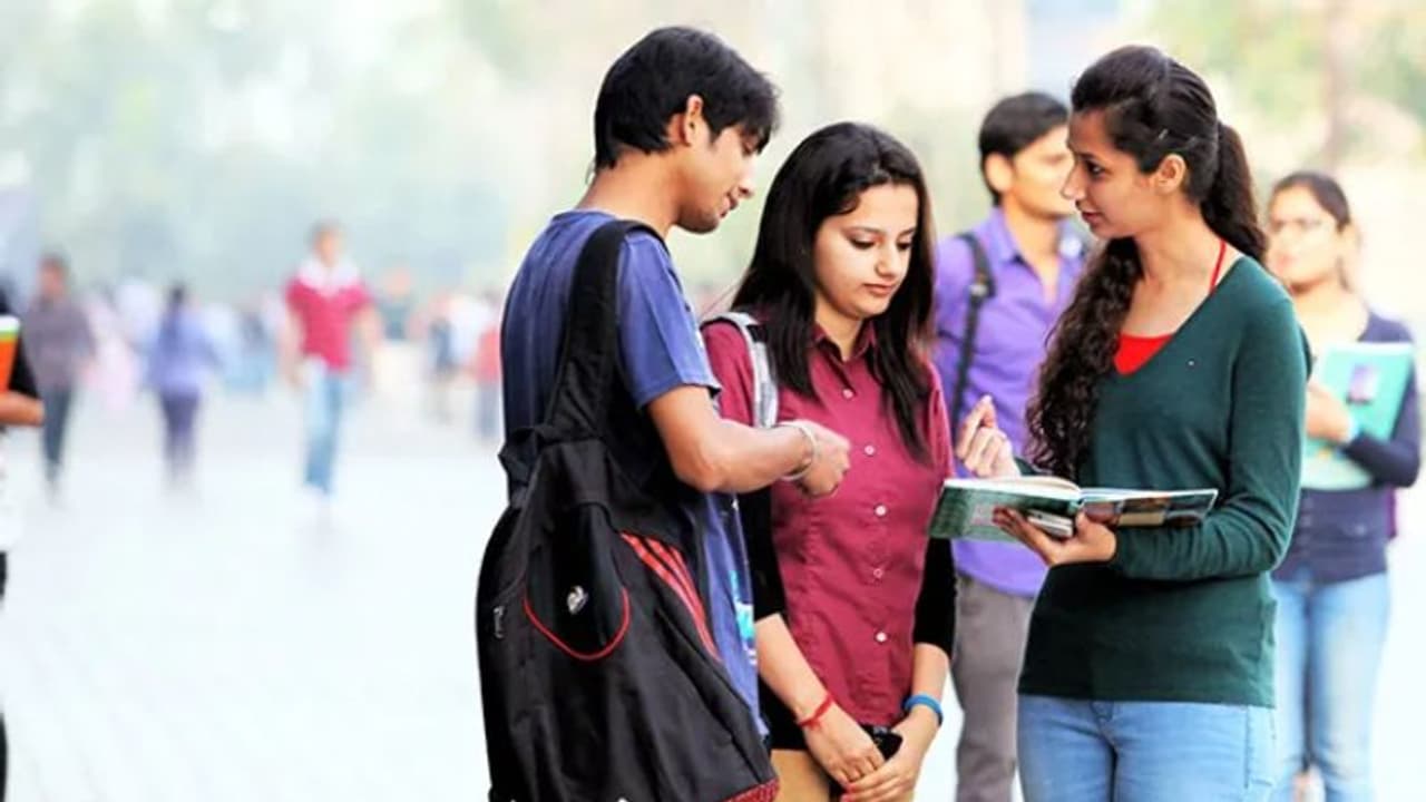 '3,50,000 രൂപ വരെ ശമ്പളം, ഇന്ത്യന് നഗരങ്ങളിലും വിദേശത്തും വന് തൊഴിലവസരങ്ങള്'; അപേക്ഷകൾ ക്ഷണിച്ചു '3,50,000 രൂപ വരെ ശമ്പളം, ഇന്ത്യന് നഗരങ്ങളിലും വിദേശത്തും വന് തൊഴിലവസരങ്ങള്'; അപേക്ഷകൾ ക്ഷണിച്ചു