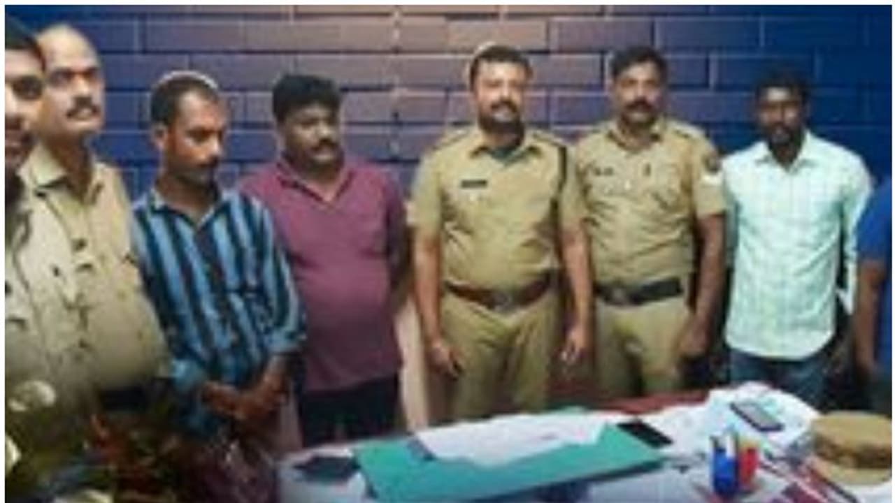 'നിർത്താതെ പാഞ്ഞ് ബൈക്ക്, പിടികൂടിയത് സാഹസികമായി'; കണ്ടെത്തിയത് 2 ബാഗുകളിലായി 48 ലിറ്റർ ജവാൻ; യുവാക്കൾ പിടിയിൽ 'നിർത്താതെ പാഞ്ഞ് ബൈക്ക്, പിടികൂടിയത് സാഹസികമായി'; കണ്ടെത്തിയത് 2 ബാഗുകളിലായി 48 ലിറ്റർ ജവാൻ; യുവാക്കൾ പിടിയിൽ