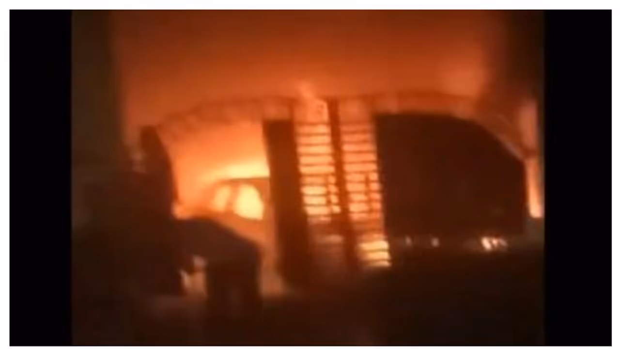 വീടിന് തീപിടിച്ചു, രണ്ട് കുട്ടികളടക്കം ഏഴ് പേർക്ക് ദാരുണാന്ത്യം വീടിന് തീപിടിച്ചു, രണ്ട് കുട്ടികളടക്കം ഏഴ് പേർക്ക് ദാരുണാന്ത്യം