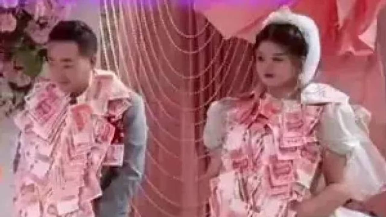 പൊന്നാങ്ങളയ്ക്ക് കല്ല്യാണം, 18 ലക്ഷത്തിന്റെ നോട്ടുമാലയണിയിച്ച് സഹോദരിമാർ പൊന്നാങ്ങളയ്ക്ക് കല്ല്യാണം, 18 ലക്ഷത്തിന്റെ നോട്ടുമാലയണിയിച്ച് സഹോദരിമാർ