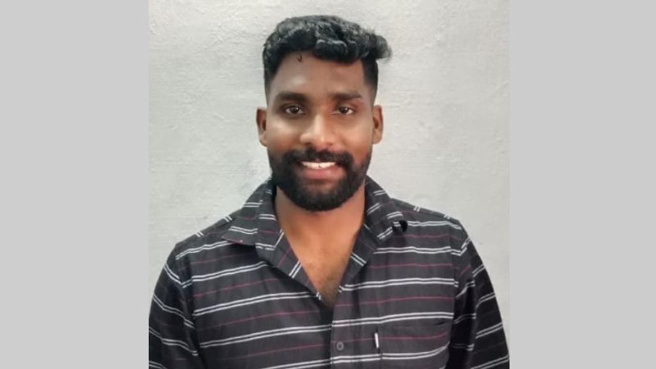 'പൊലീസ് ജീപ്പിൽ' കവര്ച്ച, വധശ്രമം, അടിപിടി, സംസ്ഥാനത്തുടനീളം കേസ്; 28 കാരനെ കാപ്പ ചുമത്തി അറസ്റ്റ് ചെയ്തു 'പൊലീസ് ജീപ്പിൽ' കവര്ച്ച, വധശ്രമം, അടിപിടി, സംസ്ഥാനത്തുടനീളം കേസ്; 28 കാരനെ കാപ്പ ചുമത്തി അറസ്റ്റ് ചെയ്തു