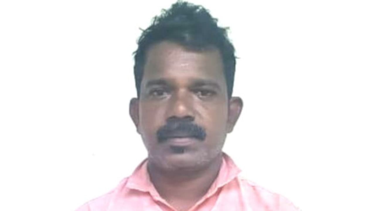 പൊറോട്ടയിൽ പൊതിഞ്ഞ് കഞ്ചാവ്, മൊത്തമായും ചില്ലറയായും വിൽപ്പന; വീട് വളഞ്ഞ് എക്സൈസ്, തൊണ്ടിയോടെ പൊക്കി പൊറോട്ടയിൽ പൊതിഞ്ഞ് കഞ്ചാവ്, മൊത്തമായും ചില്ലറയായും വിൽപ്പന; വീട് വളഞ്ഞ് എക്സൈസ്, തൊണ്ടിയോടെ പൊക്കി