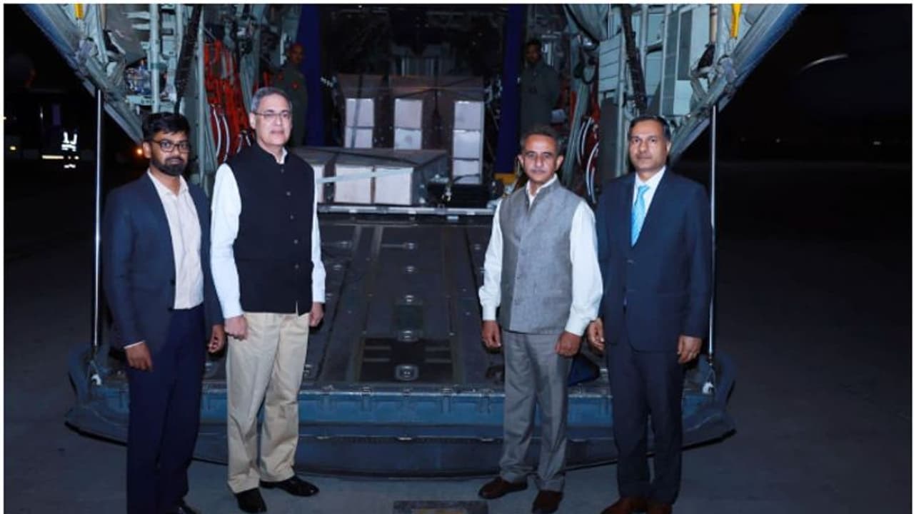 കുവൈത്ത് ദുരന്തം; മലയാളികളുടെ മൃതദേഹം ഇന്ന് നാട്ടിലെത്തിക്കും, വ്യോമസേനയുടെ വിമാനം കൊച്ചിയിലേക്ക് പുറപ്പെട്ടു കുവൈത്ത് ദുരന്തം; മലയാളികളുടെ മൃതദേഹം ഇന്ന് നാട്ടിലെത്തിക്കും, വ്യോമസേനയുടെ വിമാനം കൊച്ചിയിലേക്ക് പുറപ്പെട്ടു