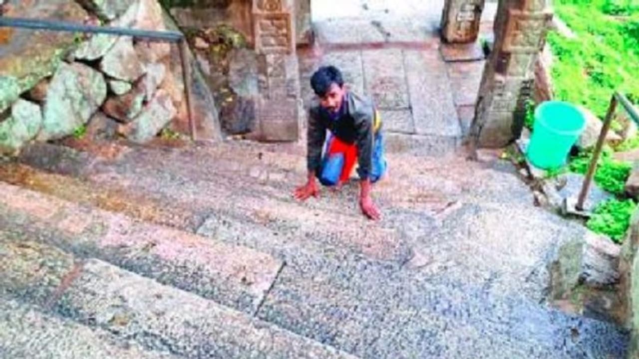 ಮಂಡ್ಯ: ಮಂಡಿಸೇವೆ ಮೂಲಕ ಹರಕೆ ತೀರಿಸಿದ ಕುಮಾರಸ್ವಾಮಿ ಅಭಿಮಾನಿ..!