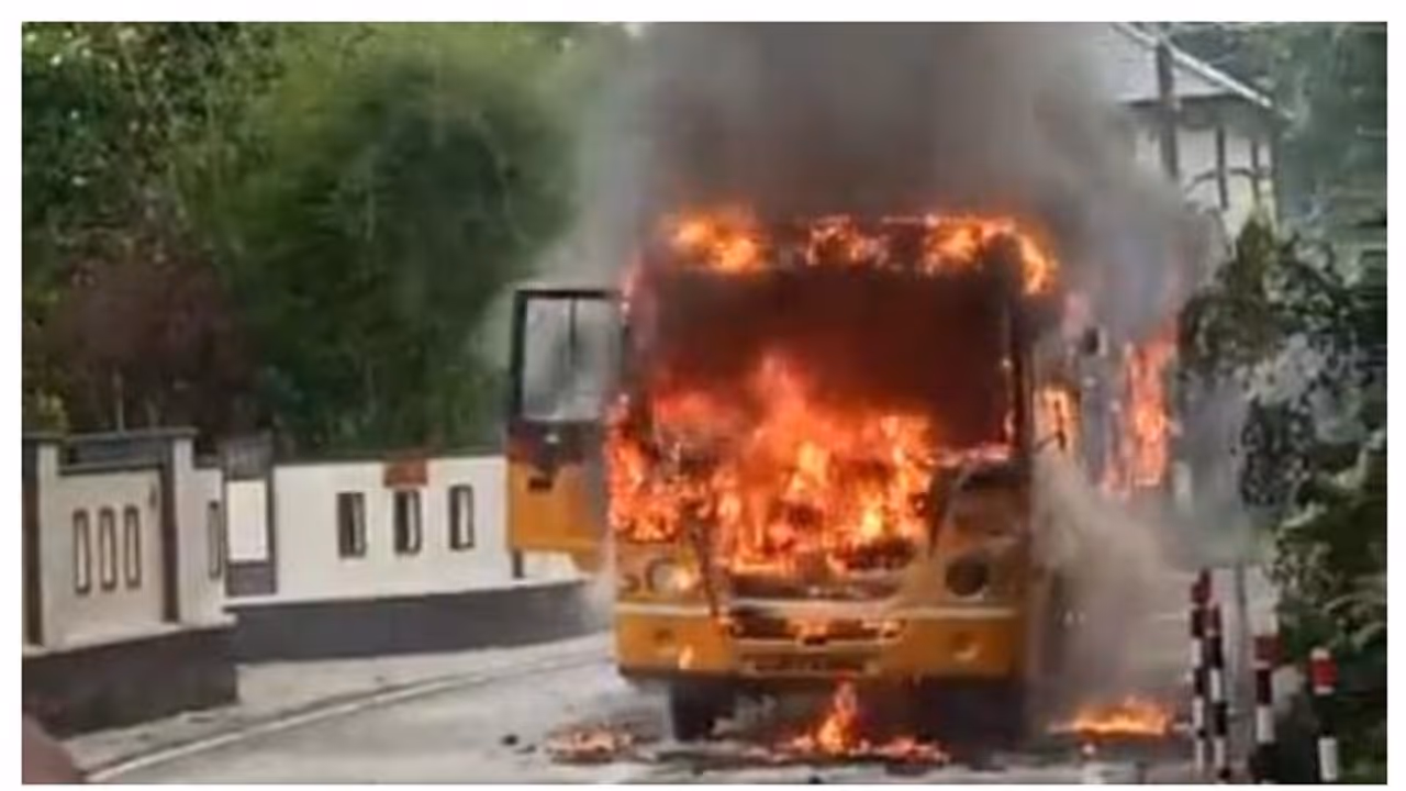 ഓടിക്കൊണ്ടിരിക്കെ പുക, നിമിഷങ്ങൾക്കകം സ്കൂൾ ബസ് അഗ്നിഗോളമായി; വിദ്യാർഥികൾ രക്ഷപ്പെട്ടത് തലനാരിഴക്ക് ഓടിക്കൊണ്ടിരിക്കെ പുക, നിമിഷങ്ങൾക്കകം സ്കൂൾ ബസ് അഗ്നിഗോളമായി; വിദ്യാർഥികൾ രക്ഷപ്പെട്ടത് തലനാരിഴക്ക്