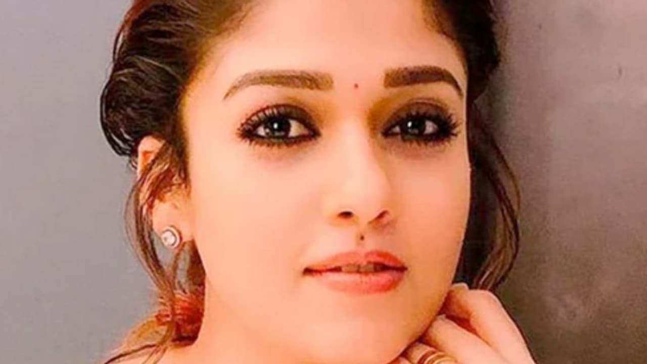 ഒന്നാം സ്ഥാനം നഷ്ടമായി നയൻതാര, താരങ്ങളില് മുന്നിലെത്തിയത് ആ പ്രിയ നായിക ഒന്നാം സ്ഥാനം നഷ്ടമായി നയൻതാര, താരങ്ങളില് മുന്നിലെത്തിയത് ആ പ്രിയ നായിക