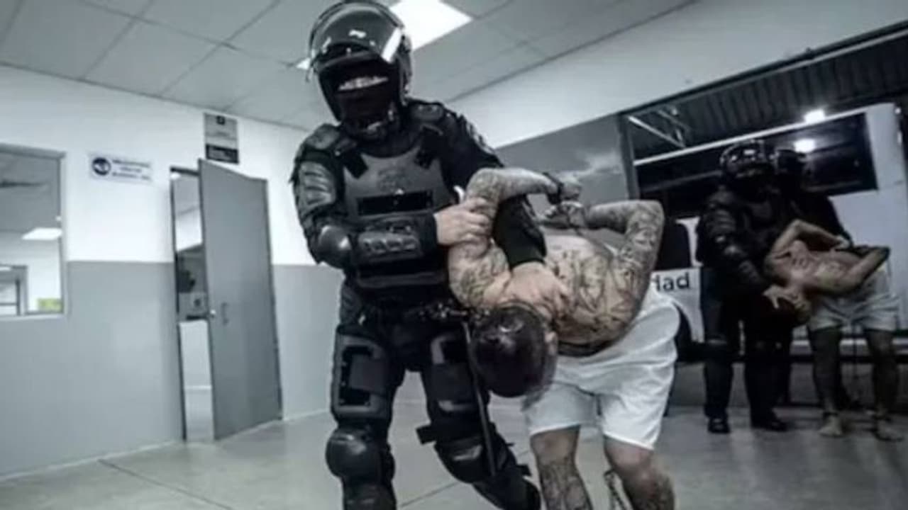 40,000 കൊടും കുറ്റവാളികൾ, ഭക്ഷണം പോലും നിലത്തുനിന്നും വാരിക്കഴിക്കണം, ഞെട്ടിക്കുന്ന ചിത്രങ്ങൾ പുറത്ത് 40,000 കൊടും കുറ്റവാളികൾ, ഭക്ഷണം പോലും നിലത്തുനിന്നും വാരിക്കഴിക്കണം, ഞെട്ടിക്കുന്ന ചിത്രങ്ങൾ പുറത്ത്