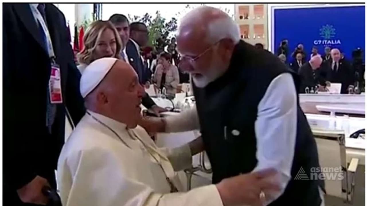 ജി7 ഉച്ചകോടി; ഫ്രാൻസിസ് മാർപാപ്പയെ ആലിംഗനം ചെയ്ത് പ്രധാനമന്ത്രി നരേന്ദ്രമോദി ജി7 ഉച്ചകോടി; ഫ്രാൻസിസ് മാർപാപ്പയെ ആലിംഗനം ചെയ്ത് പ്രധാനമന്ത്രി നരേന്ദ്രമോദി