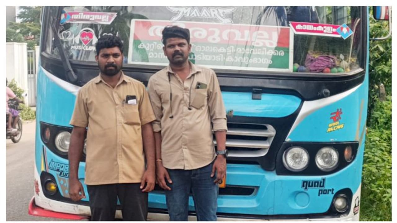 യാത്രക്കിടെ സ്വകാര്യ ബസിനുള്ളിൽ കുഴഞ്ഞ് വീണു, ഒരുനിമിഷം പാഴാക്കിയില്ല, രക്ഷകരായി ബസ് ജീവനക്കാർ യാത്രക്കിടെ സ്വകാര്യ ബസിനുള്ളിൽ കുഴഞ്ഞ് വീണു, ഒരുനിമിഷം പാഴാക്കിയില്ല, രക്ഷകരായി ബസ് ജീവനക്കാർ