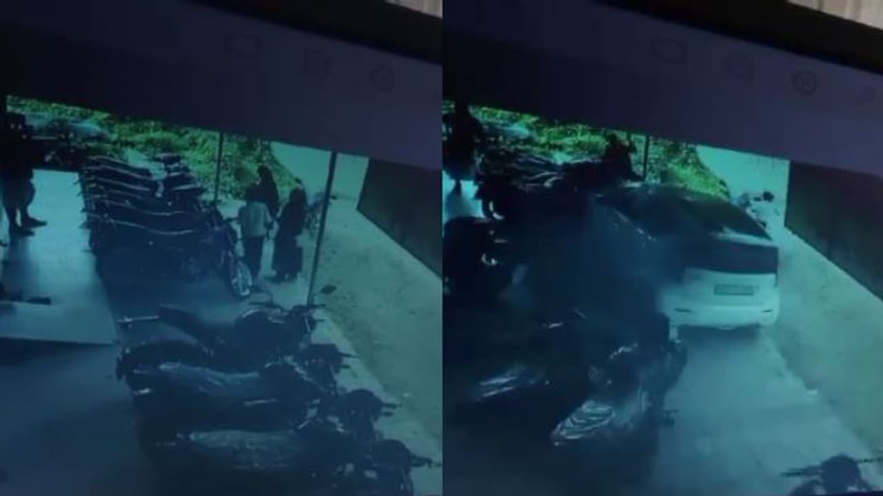  കാർ നിയന്ത്രണം വിട്ട് ബൈക്ക് ഷോറൂമിലേക്ക് ഇടിച്ചുകയറി, ഒരാൾക്ക് പരിക്ക്, പത്തോളം പുതിയ ബൈക്കുകൾ തകർന്നു