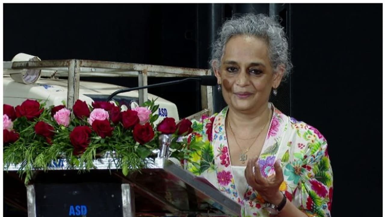 യുഎപിഎ കേസിൽ അരുന്ധതി റോയിയെ വിചാരണ ചെയ്യാൻ ദില്ലി ലഫ്. ഗവർണറുടെ അനുമതി യുഎപിഎ കേസിൽ അരുന്ധതി റോയിയെ വിചാരണ ചെയ്യാൻ ദില്ലി ലഫ്. ഗവർണറുടെ അനുമതി