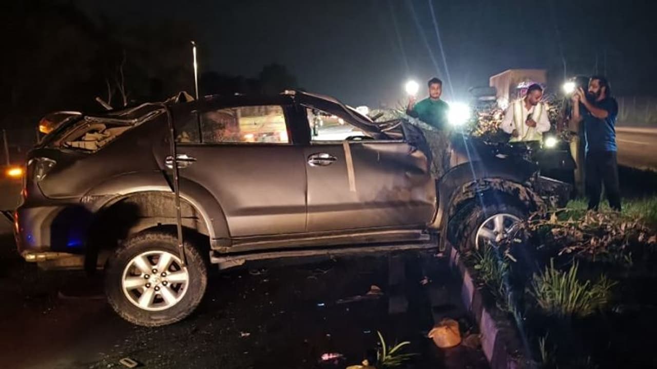 ಬೆಂಗಳೂರು ಮೈಸೂರು ಎಕ್ಸಪ್ರೆಸ್ವೇನಲ್ಲಿ ಭೀಕರ ಅಪಘಾತ: ಆಂಧ್ರ ಮೂಲದ ಇಬ್ಬರು ಇಂಜಿನಿಯರಿಂಗ್ ವಿದ್ಯಾರ್ಥಿಗಳ ದುರ್ಮರಣ ಬೆಂಗಳೂರು ಮೈಸೂರು ಎಕ್ಸಪ್ರೆಸ್ವೇನಲ್ಲಿ ಭೀಕರ ಅಪಘಾತ: ಆಂಧ್ರ ಮೂಲದ ಇಬ್ಬರು ಇಂಜಿನಿಯರಿಂಗ್ ವಿದ್ಯಾರ್ಥಿಗಳ ದುರ್ಮರಣ