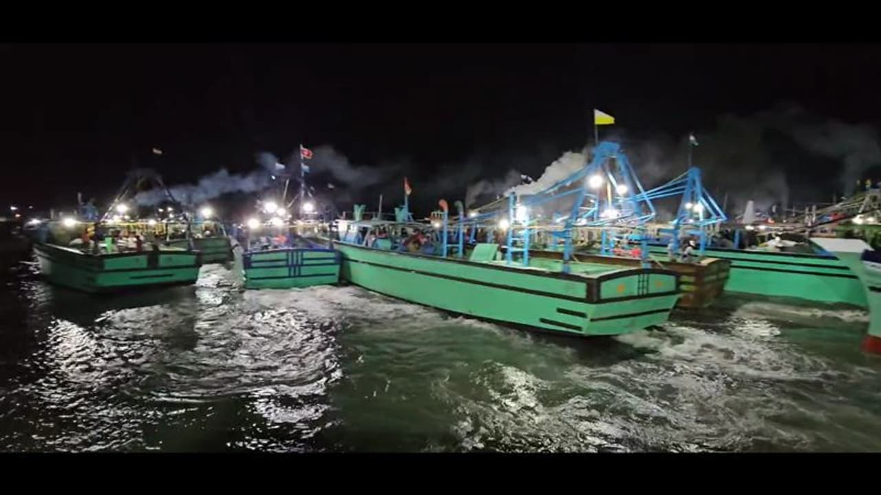 60 நாட்கள் தடைக்காலம் நிறைவு; கூண்டில் இருந்து விடுபட்ட பறவையாக கடலுக்குள் சீறிப்பாய்ந்த படகுகள் 60 நாட்கள் தடைக்காலம் நிறைவு; கூண்டில் இருந்து விடுபட்ட பறவையாக கடலுக்குள் சீறிப்பாய்ந்த படகுகள்