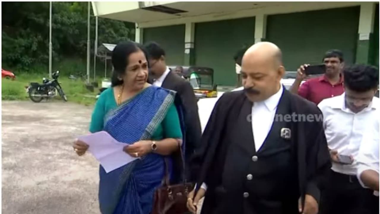 ആർഎൽവി രാമകൃഷ്ണനെ അധിക്ഷേപിച്ച കേസ്: സത്യഭാമ കോടതിയിൽ കീഴടങ്ങി ആർഎൽവി രാമകൃഷ്ണനെ അധിക്ഷേപിച്ച കേസ്: സത്യഭാമ കോടതിയിൽ കീഴടങ്ങി