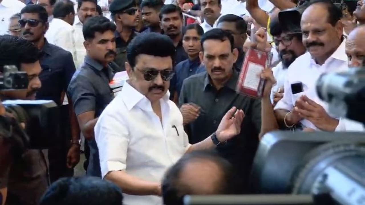 Mk Stalin:முப்பெரும் விழாவில் பங்கேற்பதற்காக கோவை சென்றடைந்தார் முதல்வர் ஸ்டாலின் தொண்டர்கள் உற்சாக வரவேற்பு