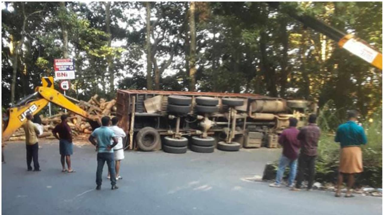 താമരശേരി ചുരത്തില് ലോറി മറിഞ്ഞ് അപകടം; ഒരാള്ക്ക് പരുക്ക് താമരശേരി ചുരത്തില് ലോറി മറിഞ്ഞ് അപകടം; ഒരാള്ക്ക് പരുക്ക്
