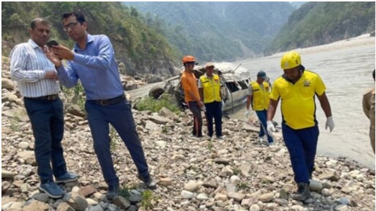 ഋഷികേശ് ബദരീനാഥ് ദേശീയപാതയില് ട്രാവലര് മറിഞ്ഞ് അപകടം: എട്ടു മരണം ഋഷികേശ് ബദരീനാഥ് ദേശീയപാതയില് ട്രാവലര് മറിഞ്ഞ് അപകടം: എട്ടു മരണം