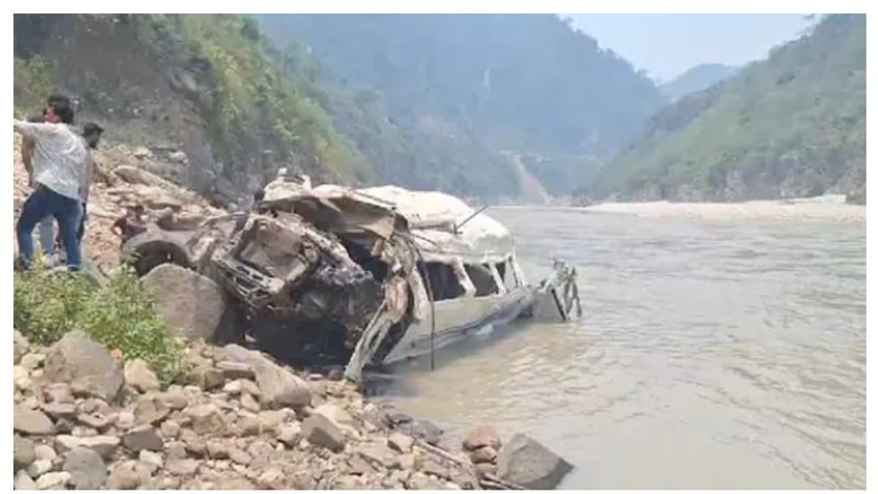 യാത്രക്കാരുമായി ടെംപോ ട്രാവലർ കൊക്കയിലേക്ക് മറിഞ്ഞ് അപകടം, 12 പേർ കൊല്ലപ്പെട്ടു, 14 പേർക്ക് പരിക്ക് യാത്രക്കാരുമായി ടെംപോ ട്രാവലർ കൊക്കയിലേക്ക് മറിഞ്ഞ് അപകടം, 12 പേർ കൊല്ലപ്പെട്ടു, 14 പേർക്ക് പരിക്ക്