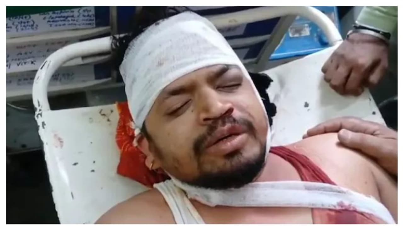 വിദ്യാർഥിയുടെ പ്രതികാരം: പ്രൊഫസറെ കോളേജിൽ കയറി അടിച്ച് കണ്ണിൽ മുളകുപൊടിയെറിഞ്ഞു, ഗുരുതര പരിക്ക് വിദ്യാർഥിയുടെ പ്രതികാരം: പ്രൊഫസറെ കോളേജിൽ കയറി അടിച്ച് കണ്ണിൽ മുളകുപൊടിയെറിഞ്ഞു, ഗുരുതര പരിക്ക്