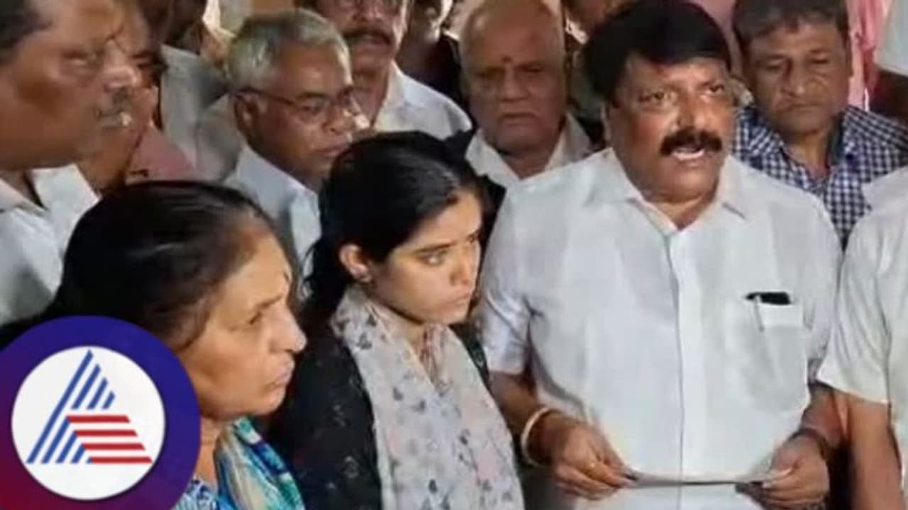 ರೇಣುಕಾಸ್ವಾಮಿ ಕುಟುಂಬಕ್ಕೆ ₹5 ಲಕ್ಷ ಚೆಕ್ ನೀಡಿದ ಕನ್ನಡ ಫಿಲ್ಮ್ ಚೇಂಬರ್ ಅಧ್ಯಕ್ಷ ಎಂಎನ್ ಸುರೇಶ್, ಹೇಳಿದ್ದೇನು? ರೇಣುಕಾಸ್ವಾಮಿ ಕುಟುಂಬಕ್ಕೆ ₹5 ಲಕ್ಷ ಚೆಕ್ ನೀಡಿದ ಕನ್ನಡ ಫಿಲ್ಮ್ ಚೇಂಬರ್ ಅಧ್ಯಕ್ಷ ಎಂಎನ್ ಸುರೇಶ್, ಹೇಳಿದ್ದೇನು?