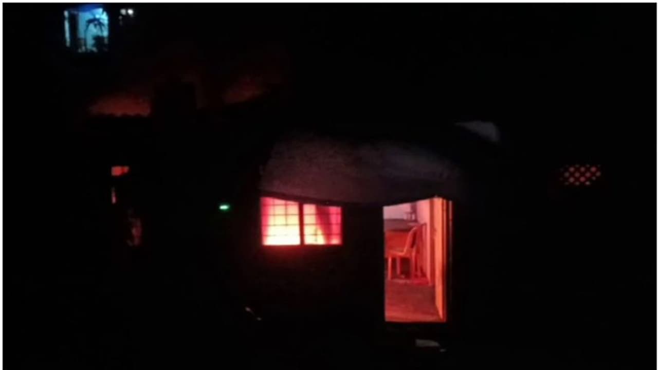 ഇടുക്കി പൈനാവിൽ 2 വീടുകൾക്ക് തീയിട്ടു; വീടുകൾ കത്തി നശിച്ചു, പൊലീസ് അന്വേഷണം തുടങ്ങി ഇടുക്കി പൈനാവിൽ 2 വീടുകൾക്ക് തീയിട്ടു; വീടുകൾ കത്തി നശിച്ചു, പൊലീസ് അന്വേഷണം തുടങ്ങി