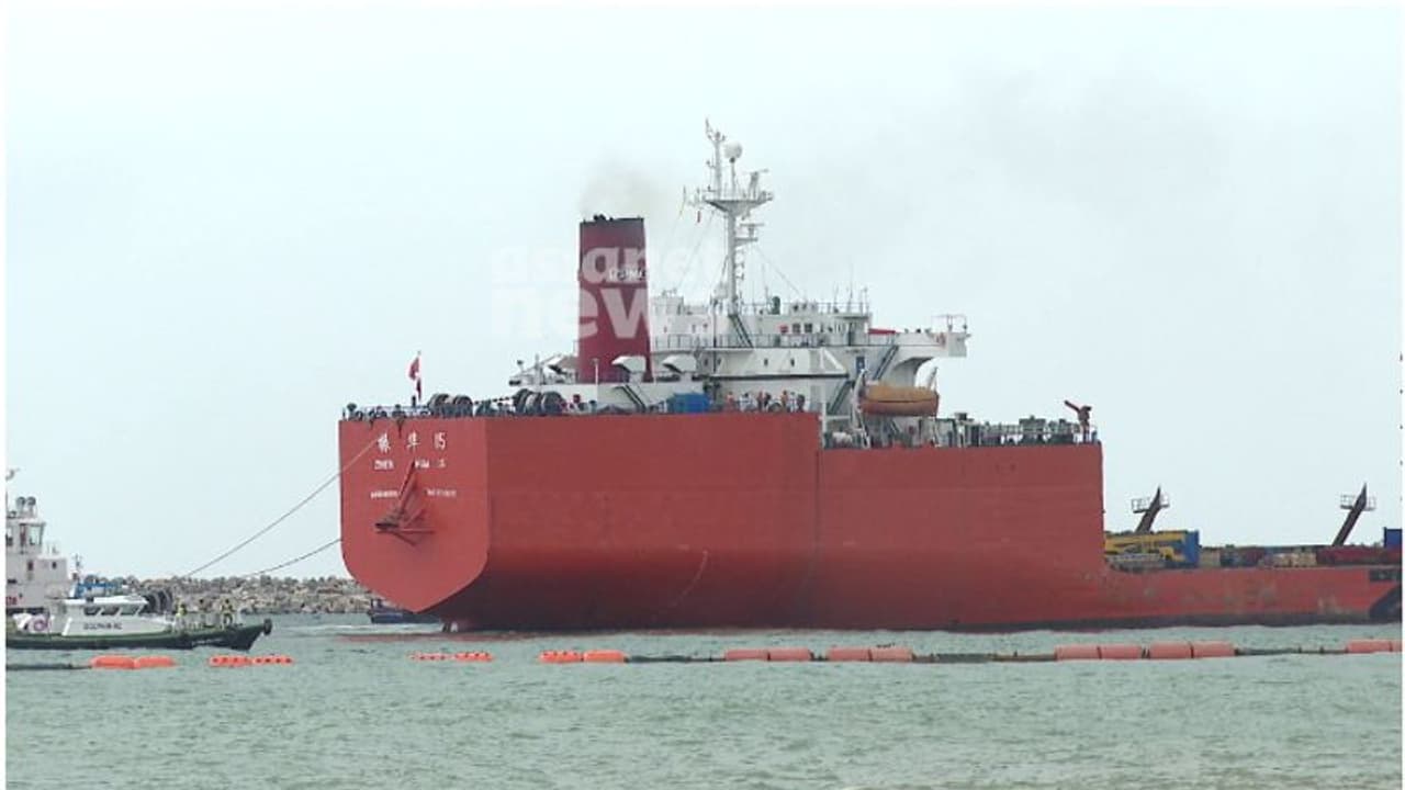 വിഴിഞ്ഞത്ത് ആദ്യ കപ്പൽ ഇന്ന് രാത്രിയോടെ നങ്കൂരമിടും; രണ്ടായിരം കണ്ടെയ്നറുകൾ, നാളെ കപ്പലിന്റെ ബെർത്തിങ് നടക്കും വിഴിഞ്ഞത്ത് ആദ്യ കപ്പൽ ഇന്ന് രാത്രിയോടെ നങ്കൂരമിടും; രണ്ടായിരം കണ്ടെയ്നറുകൾ, നാളെ കപ്പലിന്റെ ബെർത്തിങ് നടക്കും