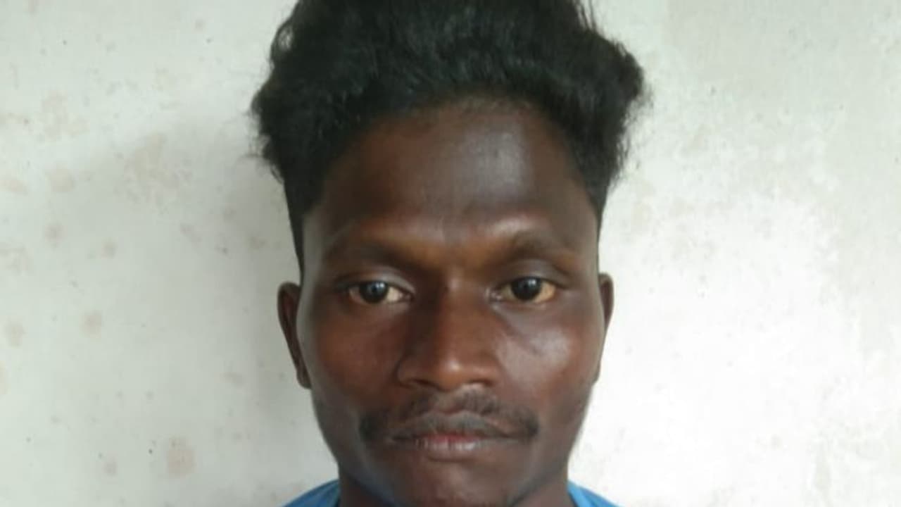 ലൈറ്റ് ഓഫാക്കിയതിനെ തുടര്ന്ന് തര്ക്കം; സഹോദരനെ വെട്ടിപ്പരുക്കേല്പ്പിച്ച യുവാവ് അറസ്റ്റില് ലൈറ്റ് ഓഫാക്കിയതിനെ തുടര്ന്ന് തര്ക്കം; സഹോദരനെ വെട്ടിപ്പരുക്കേല്പ്പിച്ച യുവാവ് അറസ്റ്റില്