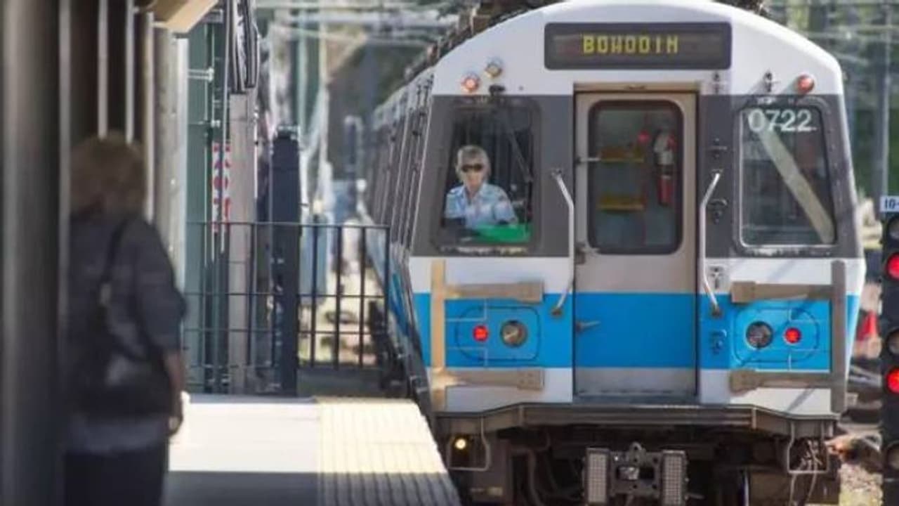 5 പെൺമക്കൾ, വീട്ടിലെ ബഹളത്തിൽ നിന്നും പുറത്ത് കടക്കാൻ ജോലിക്കാരിയായി, 81 ലും ട്രെയിനോടിച്ച് ഹെലൻ 5 പെൺമക്കൾ, വീട്ടിലെ ബഹളത്തിൽ നിന്നും പുറത്ത് കടക്കാൻ ജോലിക്കാരിയായി, 81 ലും ട്രെയിനോടിച്ച് ഹെലൻ