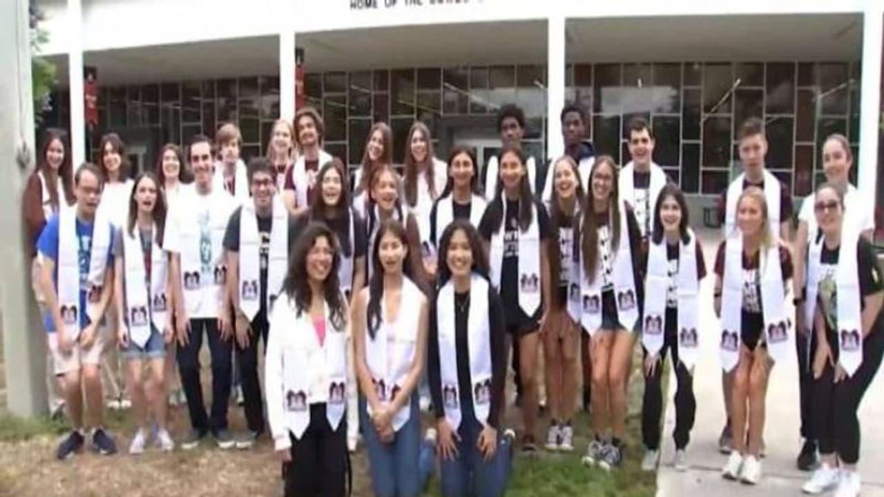 ആകെ കൺഫ്യൂഷനായല്ലോ; സ്കൂളിൽ നിറയെ ഇരട്ടകൾ, കൗതുകക്കാഴ്ചയിൽ അമ്പരന്ന് അധ്യാപകരും നാട്ടുകാരും