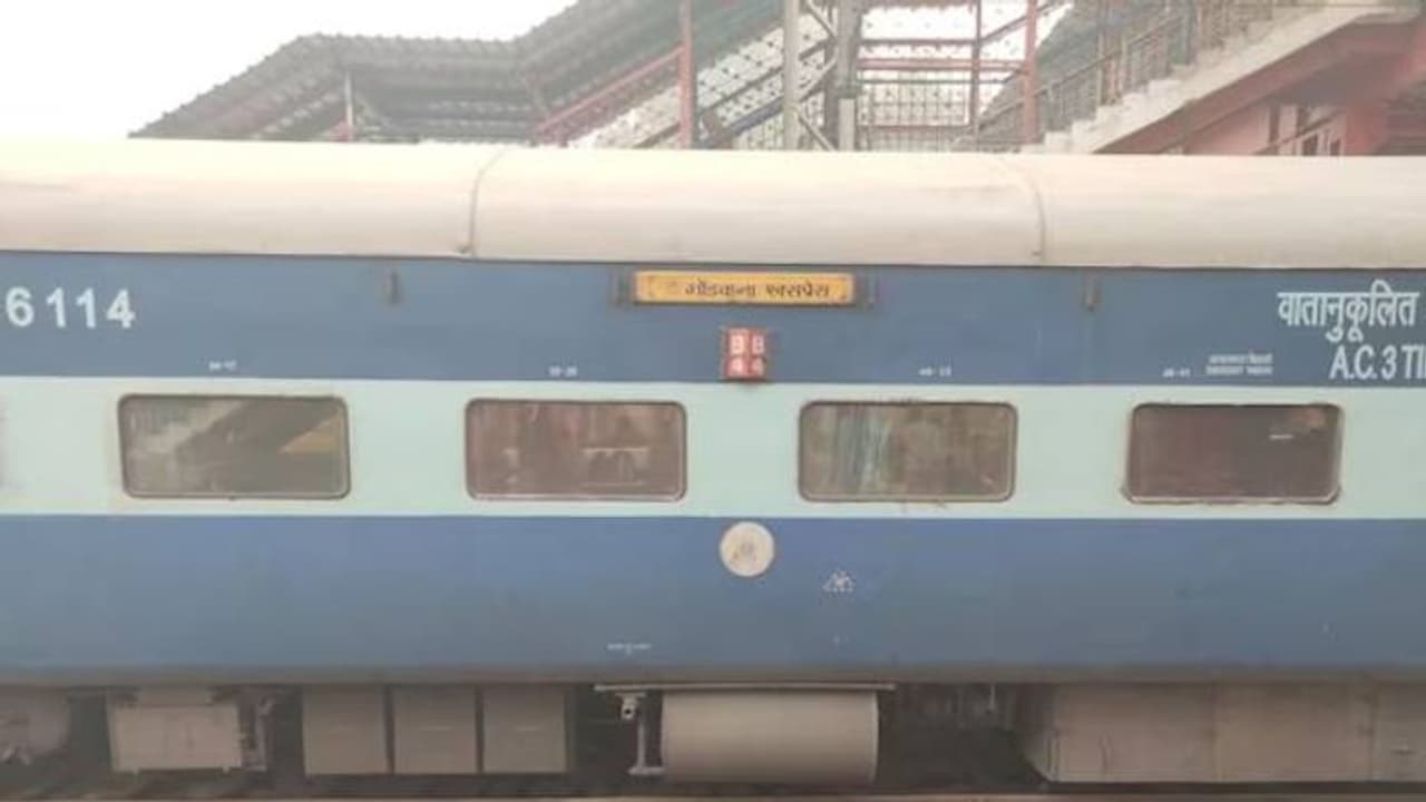 മദ്യപിച്ച് ട്രെയിൻ സീറ്റിൽ മൂത്രമൊഴിച്ചു, സൈനികനെതിരെ പ്രധാനമന്ത്രി ഇടപെടണമെന്ന് ഛത്തീസ്ഗഢ് യുവതി മദ്യപിച്ച് ട്രെയിൻ സീറ്റിൽ മൂത്രമൊഴിച്ചു, സൈനികനെതിരെ പ്രധാനമന്ത്രി ഇടപെടണമെന്ന് ഛത്തീസ്ഗഢ് യുവതി