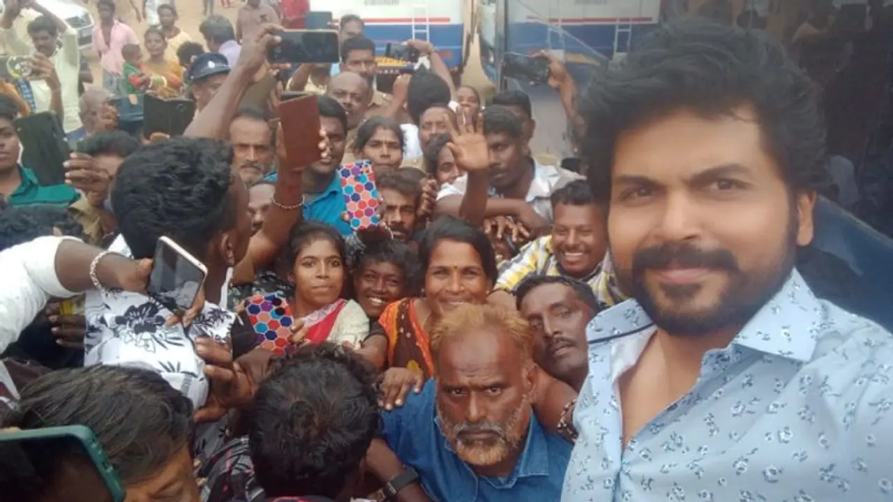 Actor Karthi : என்ன மாமா சௌக்கியமா! ரசிகரின் இல்ல காதணி விழாவிற்கு சர்ப்ரைஸ் விசிட் அடித்த கார்த்தி Actor Karthi : என்ன மாமா சௌக்கியமா! ரசிகரின் இல்ல காதணி விழாவிற்கு சர்ப்ரைஸ் விசிட் அடித்த கார்த்தி