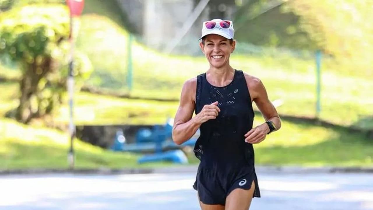 ஷூ உருகும் அளவு சுட்டெரிக்கும் வெயில்... 12 நாளில் 1000 கி.மீ. ஓடிய அல்ட்ரா மாரத்தான் வீராங்கனை!