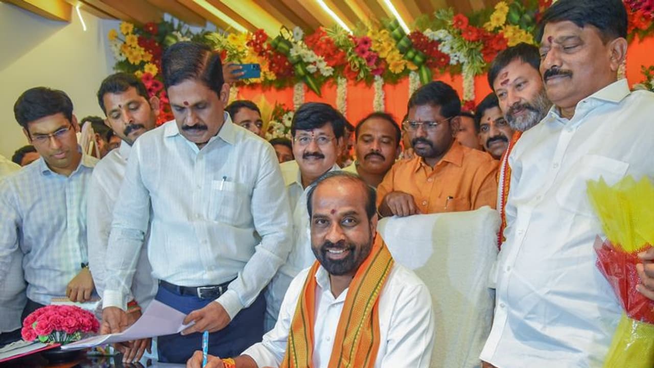 జగన్ లెక్కలన్నీ తేలుస్తాం... ఆరోగ్యశ్రీలో అక్రమాలను వదలబోమంటున్న మంత్రి సత్యకుమార్ యాదవ్ జగన్ లెక్కలన్నీ తేలుస్తాం... ఆరోగ్యశ్రీలో అక్రమాలను వదలబోమంటున్న మంత్రి సత్యకుమార్ యాదవ్