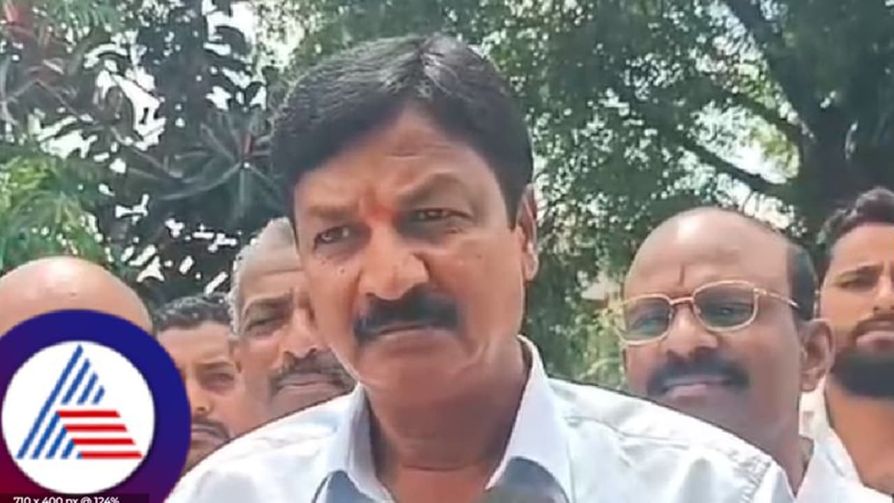 ಜಾರಕಿಹೊಳಿ ಕುಟುಂಬದಿಂದ ಲಕ್ಷ್ಮಣ್ ಸವದಿ ಟಾರ್ಗೆಟ್? ಅಥಣಿಯಲ್ಲಿ ಸವದಿ ವಿರುದ್ಧ ಮತ್ತೆ ಗುಡುಗಿದ ರಮೇಶ್ ಜಾರಕಿಹೊಳಿ!