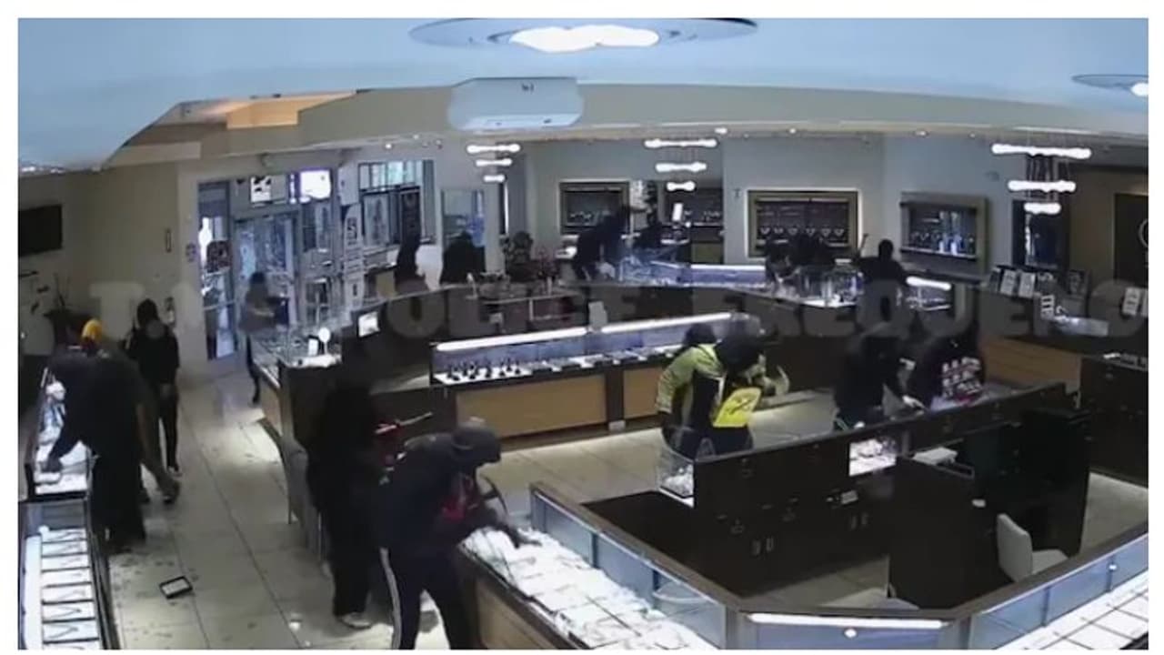 മുഖംമൂടി ധരിച്ച 20 പേർ ഇരച്ചുകയറി, രണ്ടര മിനിറ്റിനുള്ളിൽ കൂറ്റൻ ജ്വല്ലറി കാലി; സിനിമയെ വെല്ലുന്ന കവർച്ച വീഡിയോ മുഖംമൂടി ധരിച്ച 20 പേർ ഇരച്ചുകയറി, രണ്ടര മിനിറ്റിനുള്ളിൽ കൂറ്റൻ ജ്വല്ലറി കാലി; സിനിമയെ വെല്ലുന്ന കവർച്ച വീഡിയോ