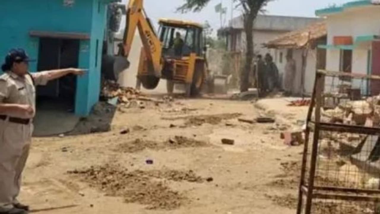 പരിശോധനയിൽ ഫ്രിഡ്ജിൽ ബീഫ്, പിന്നാലെ 11 വീടുകൾ ഇടിച്ചുനിരത്തി, അനധികൃത നിർമാണമെന്ന് വിശദീകരണം, സംഭവം മാണ്ട്ലയിൽ പരിശോധനയിൽ ഫ്രിഡ്ജിൽ ബീഫ്, പിന്നാലെ 11 വീടുകൾ ഇടിച്ചുനിരത്തി, അനധികൃത നിർമാണമെന്ന് വിശദീകരണം, സംഭവം മാണ്ട്ലയിൽ