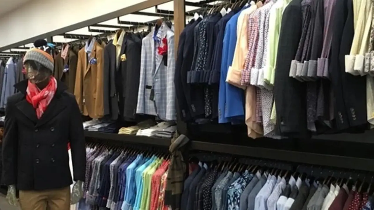 1 ರು.ಗೆ ಪ್ಯಾಂಟ್, ಶರ್ಟ್ ಆಫರ್ಗೆ ಮುಗಿಬಿದ್ದ ಜನ: ನಂತರ ಆಗಿದ್ದೇನು? 1 ರು.ಗೆ ಪ್ಯಾಂಟ್, ಶರ್ಟ್ ಆಫರ್ಗೆ ಮುಗಿಬಿದ್ದ ಜನ: ನಂತರ ಆಗಿದ್ದೇನು?