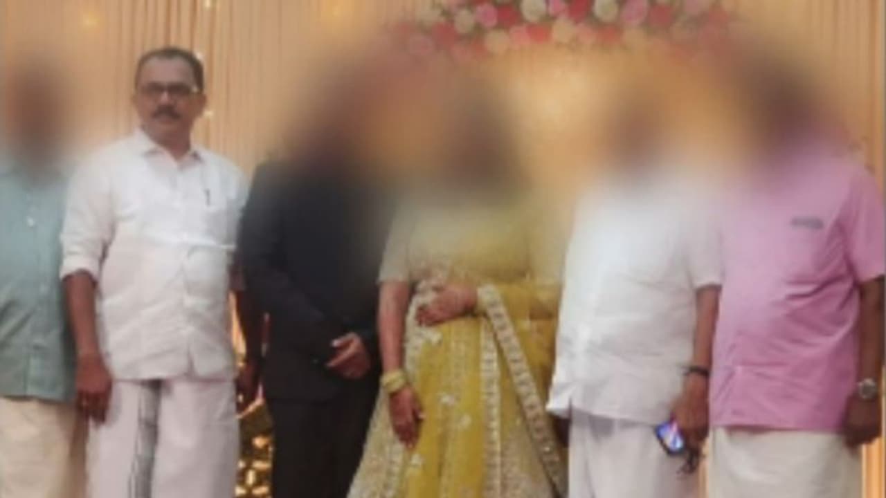  പെരിയ ഇരട്ടക്കൊലക്കേസ് പ്രതിയുടെ മകന്‍റെ വിവാഹച്ചടങ്ങില്‍ കോണ്‍ഗ്രസ് നേതാക്കൾ; നടപടി വേണമെന്ന് അന്വേഷണ സമിതി